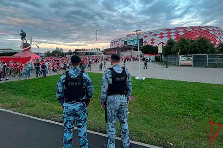 Столичные росгвардейцы обеспечили правопорядок на футбольном матче в Москве