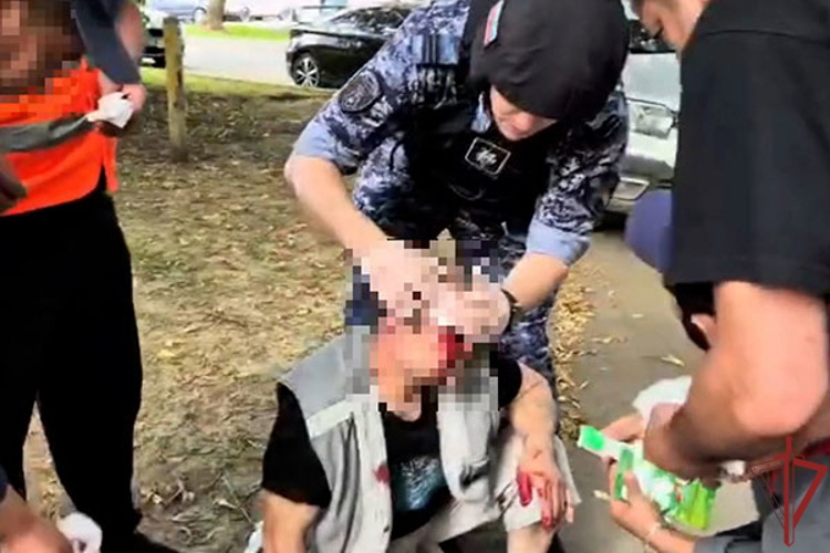 В Москве росгвардейцы помогли пострадавшему в ДТП велосипедисту (видео)