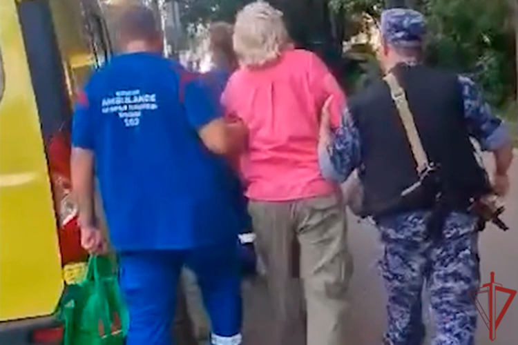 Московские росгвардейцы помогли пенсионерке, потерявшей сознание на улице