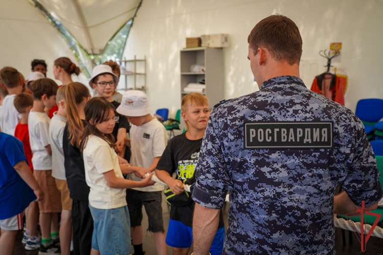 Столичные росгвардейцы провели урок мужества для участников детского городского клуба «Лето Побед»