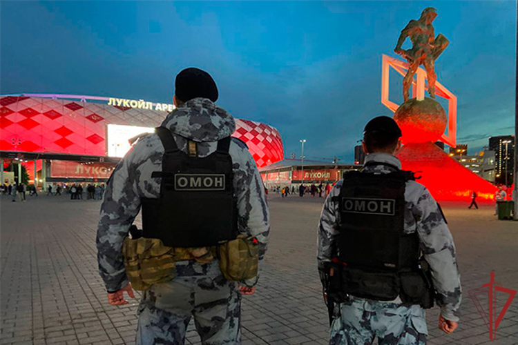 Охрану общественного порядка и безопасность на футбольном матче в Москве обеспечила Росгвардия