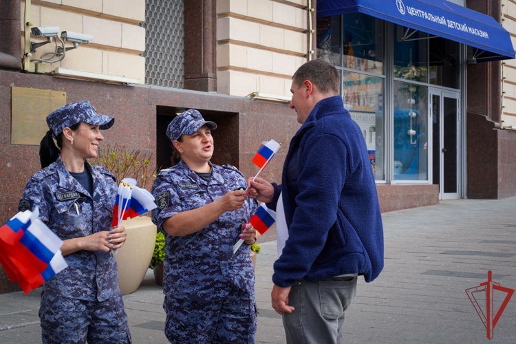 В Москве сотрудники Росгвардии организовали акцию, посвящённую Дню Государственного флага (видео)