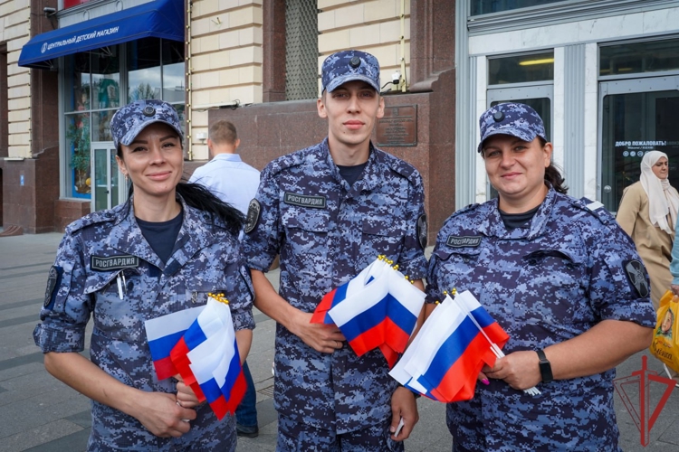 В Москве сотрудники Росгвардии организовали акцию, посвящённую Дню Государственного флага (видео)