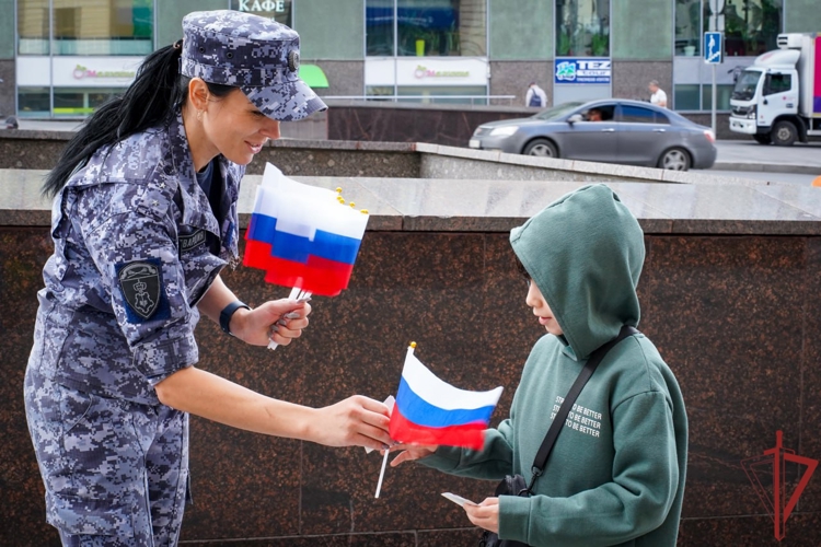 В Москве сотрудники Росгвардии организовали акцию, посвящённую Дню Государственного флага (видео)