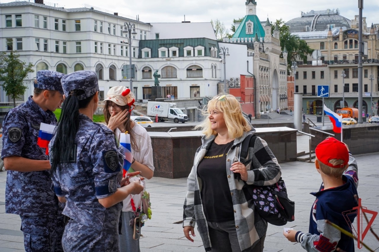 В Москве сотрудники Росгвардии организовали акцию, посвящённую Дню Государственного флага (видео)