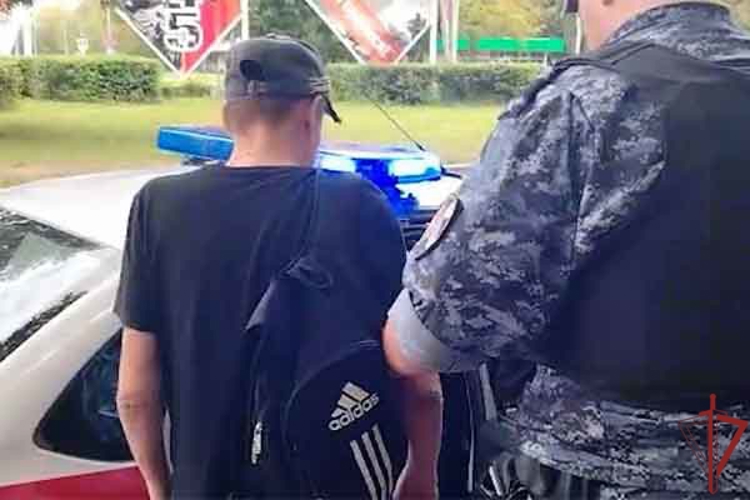 Московские росгвардейцы задержали мужчину с крупной партией наркотиков (видео)