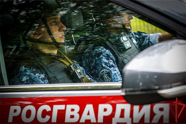 Московские росгвардейцы задержали мужчин с наркотиками в  подъезде многоквартирного дома (видео)