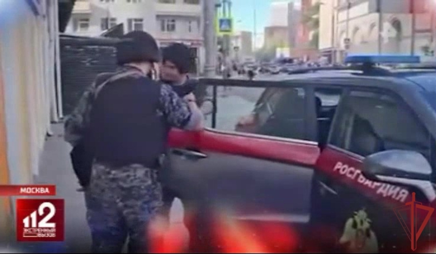 Росгвардейцы задержали пьяного мужчину после дебоша в ресторане в центре Москвы (видео)