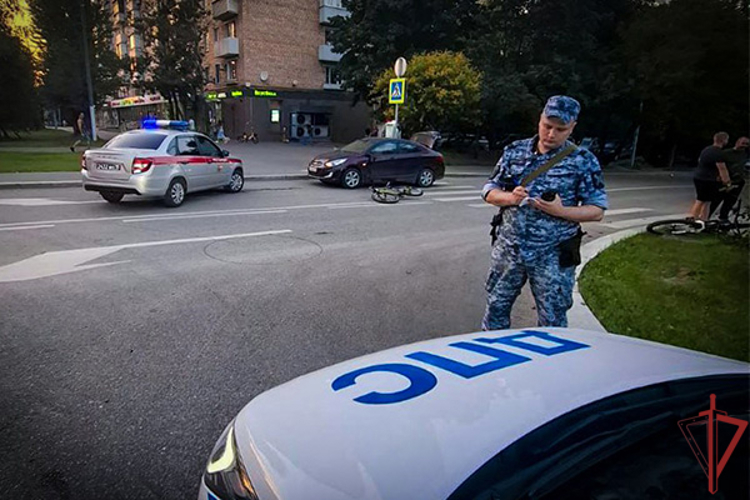 Сотрудники Росгвардии оказали первую помощь ребенку, пострадавшему в ДТП на юго-западе Москвы (видео)