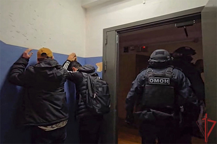 При поддержке спецназа Росгвардии выявлены нарушители миграционного законодательства в Москве (видео)