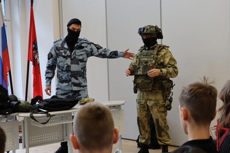 В День солидарности в борьбе с терроризмом  сотрудники ОМОН "Авангард" провели урок мужества для школьников