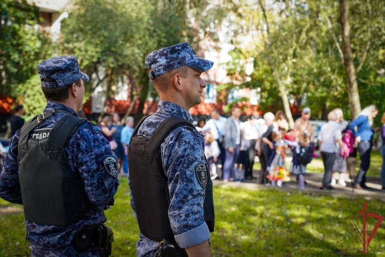 В Москве росгвардейцы совместно с представителями других силовых ведомств обеспечили общественный порядок и безопасность в День знаний