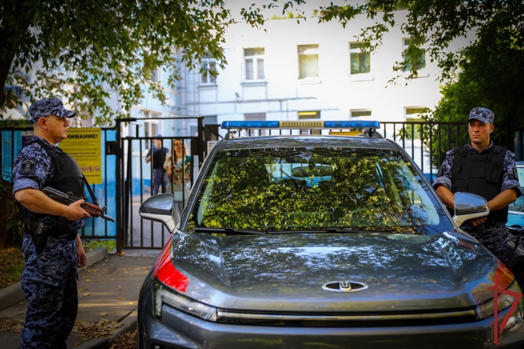 В Москве росгвардейцы совместно с представителями других силовых ведомств обеспечили общественный порядок и безопасность в День знаний
