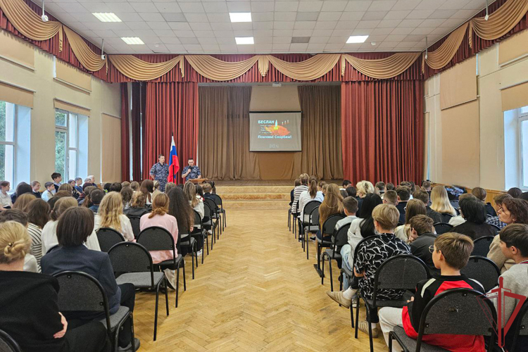 Столичные росгвардейцы приняли участие в памятных мероприятиях в образовательных учреждениях столицы в День солидарности в борьбе с терроризмом