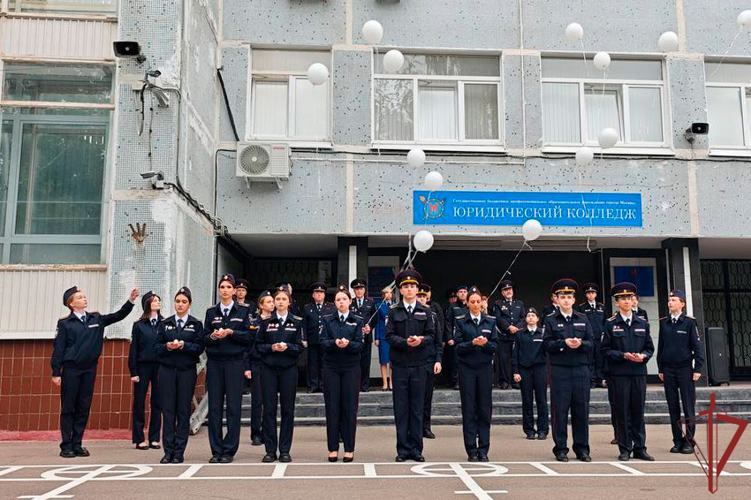 Столичные росгвардейцы приняли участие в памятных мероприятиях в образовательных учреждениях столицы в День солидарности в борьбе с терроризмом