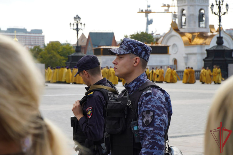 Военнослужащие и сотрудники Росгвардии приняли участие в обеспечении безопасности крестного хода в Москве