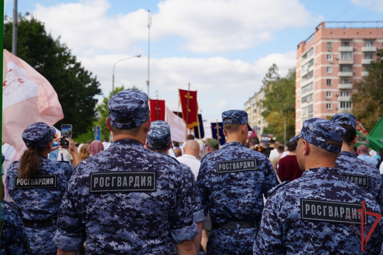 Сотрудники вневедомственной охраны столичного главка Росгвардии приняли участие в общегородском крестном ходе в Москве
