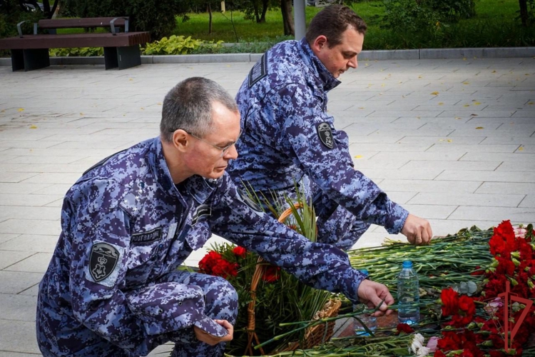 Московские росгвардейцы в годовщину теракта почтили память жертв на улице Гурьянова (видео)