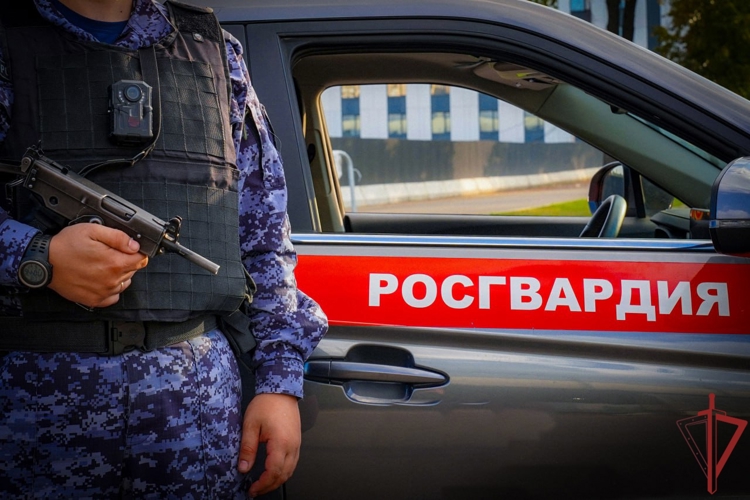Сотрудники Росгвардии задержали мужчину с крупной партией наркотиков на востоке Москвы (видео)