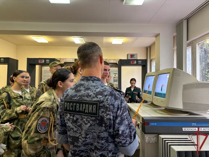 Столичные росгвардейцы провели День открытых дверей для курсантов подшефного колледжа 