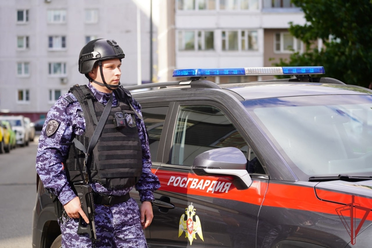 Столичные росгвардейцы задержали мужчину, хранившего при себе крупную партию кокаина (видео)