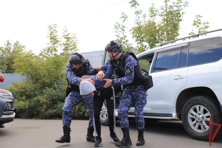 Столичные росгвардейцы провели учения по реагированию на тревожные сигналы с охраняемого автотранспорта (видео)