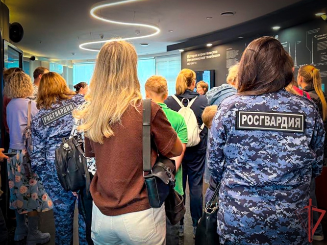 Столичные росгвардейцы организовали для детей познавательную экскурсию на Останкинскую телебашню (видео)