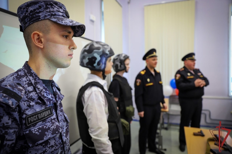 В День воинской славы росгвардейцы провели урок мужества для московских школьников (видео)