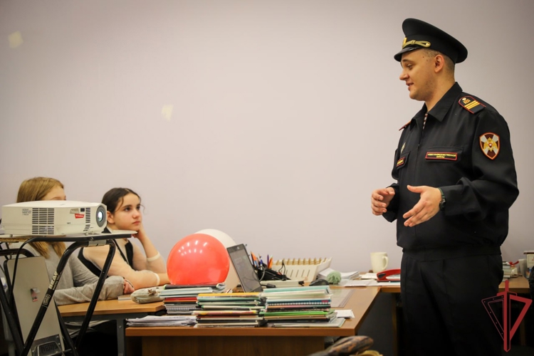 В День воинской славы росгвардейцы провели урок мужества для московских школьников (видео)