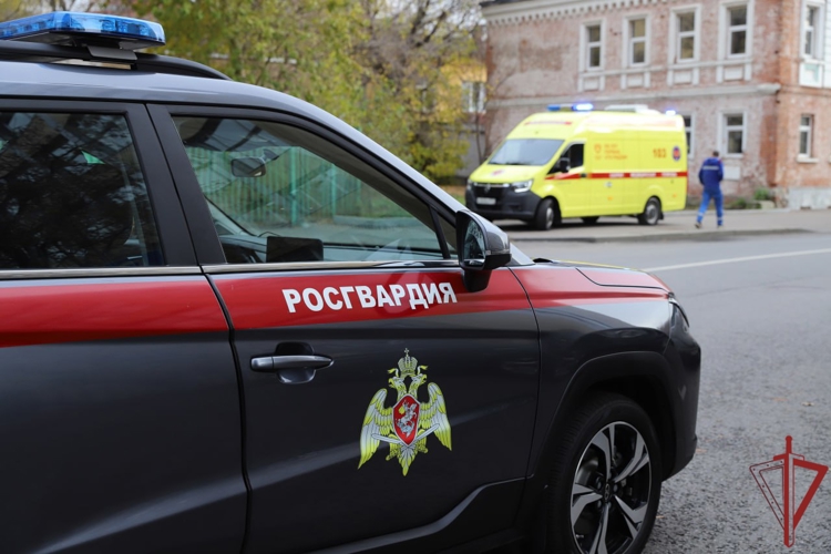 Росгвардейцы в Москве помогли мужчине во время приступа эпилепсии (видео)