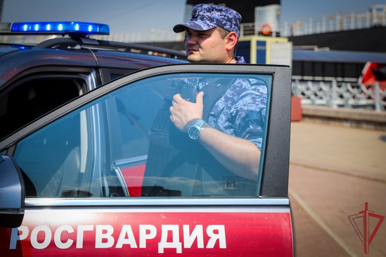   Столичные росгвардейцы задержали мужчину за проникновение на охраняемый объект (видео)
