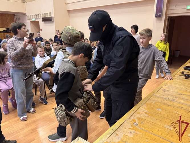 Столичные росгвардейцы провели урок мужества для московских школьников (видео)