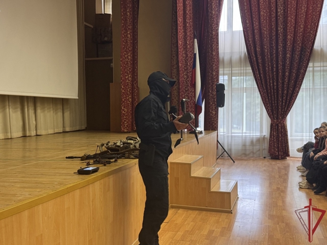 Столичные росгвардейцы провели урок мужества для московских школьников (видео)