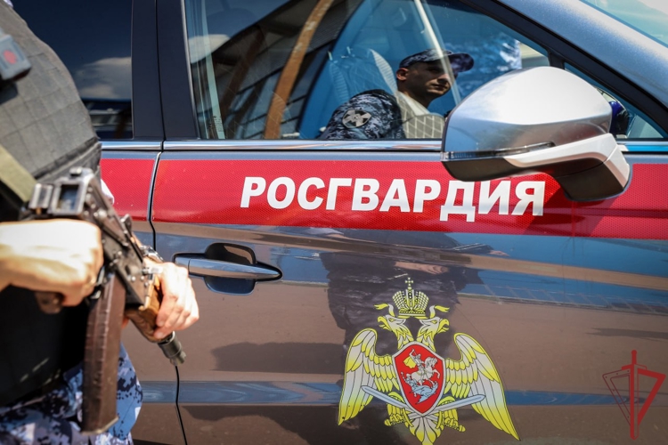 В Москве росгвардейцы задержали мужчину после нападения в банке с летальным исходом (видео)