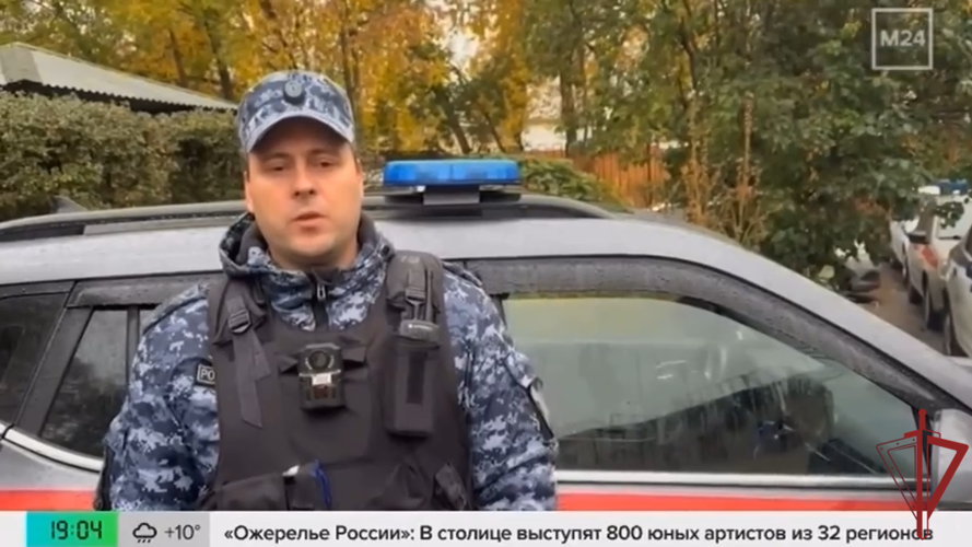 Сотрудники вневедомственной охраны Главного управления Росгвардии по городу Москве задержали мужчину, преследовавшего девушку у столичного вуза (видео)