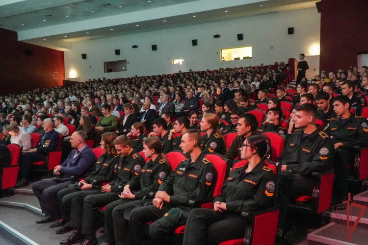 Заместитель директора Росгвардии Василий Сонин вручил государственные и ведомственные награды сотрудникам вневедомственной охраны в день профессионального праздника