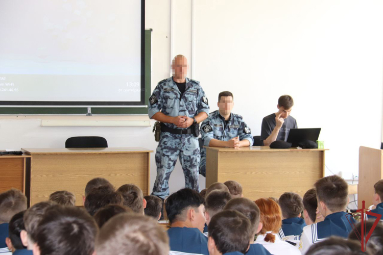 Столичные росгвардейцы провели урок мужества в колледже водного транспорта