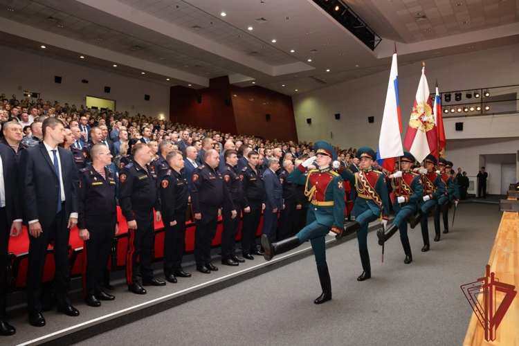 Заместитель директора Росгвардии Василий Сонин вручил государственные и ведомственные награды сотрудникам вневедомственной охраны в день профессионального праздника
