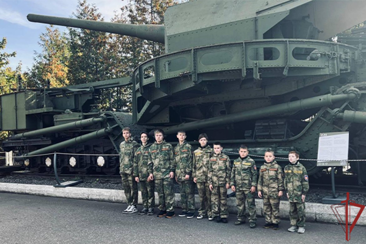 Сотрудники СОБР «Столица» Росгвардии провели экскурсию для воспитанников ВПК «Прорыв» в Музее Победы