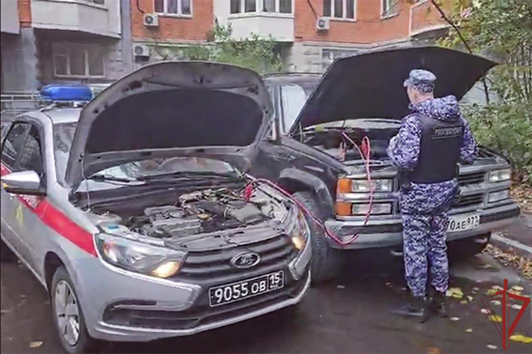 Московские росгвардейцы помогли водителю заглохшего автомобиля (видео)