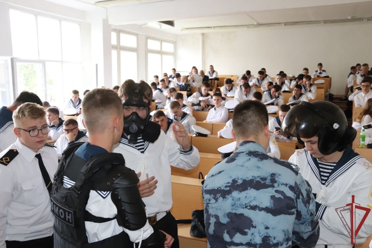 Столичные росгвардейцы провели урок мужества в колледже водного транспорта