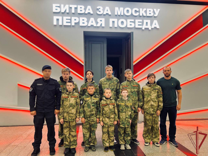 Сотрудники СОБР «Столица» Росгвардии провели экскурсию для воспитанников ВПК «Прорыв» в Музее Победы