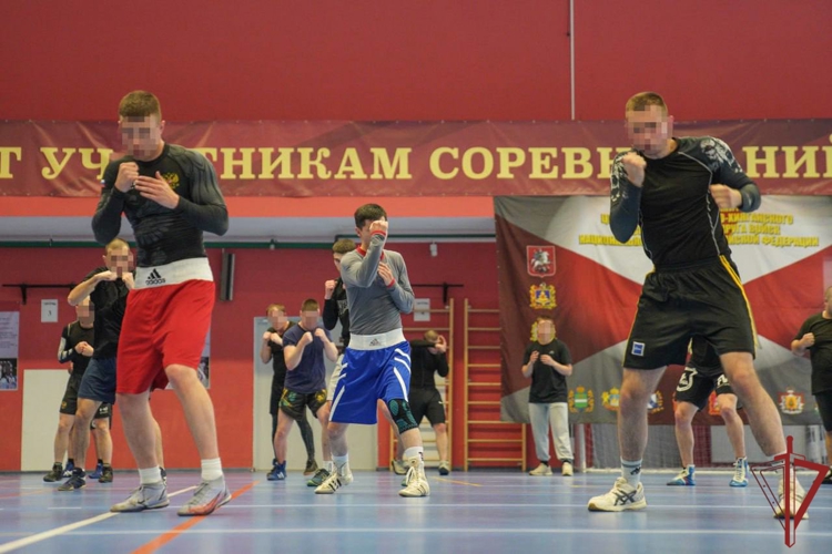 Чемпион России и Европы по боксу провел мастер-класс для столичных росгвардейцев (видео)