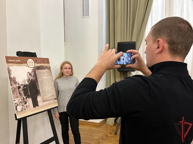 Сотрудники СОБР «Столица» организовали для подшефных школьников экскурсию на выставку «Малый театр — фронту»