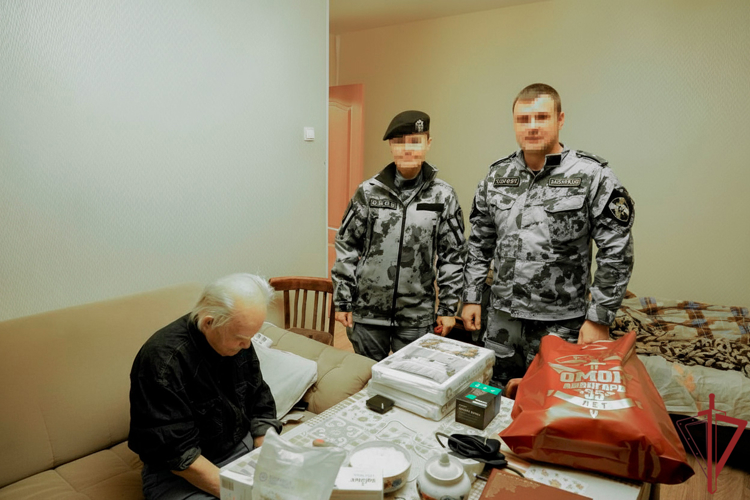 Столичные спецназовцы поздравили ветерана Великой Отечественной войны с 99 - летием