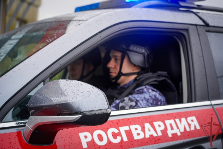 Сотрудники Росгвардии задержали молодого человека, незаконно проникшего на территорию столичного университета (видео)