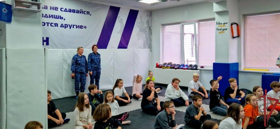 Сотрудники Росгвардии провели урок безопасности для московских школьников