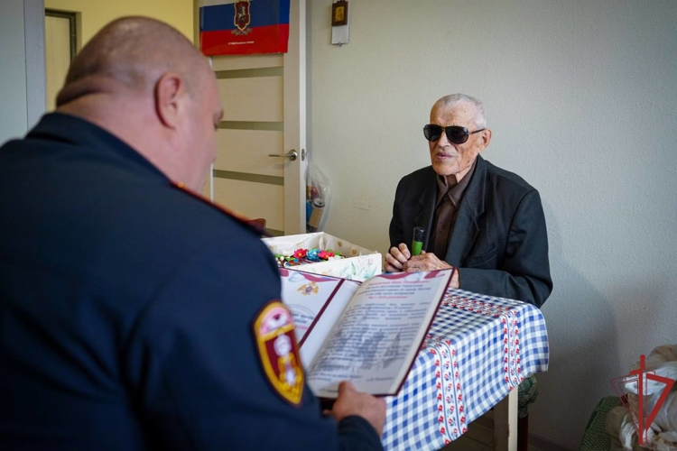 Московские росгвардейцы поздравили труженика тыла с 97-летием