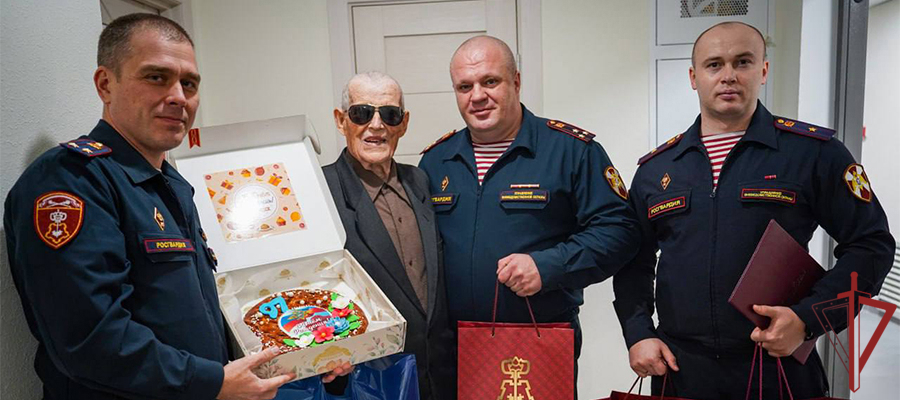 Московские росгвардейцы поздравили труженика тыла с 97-летием