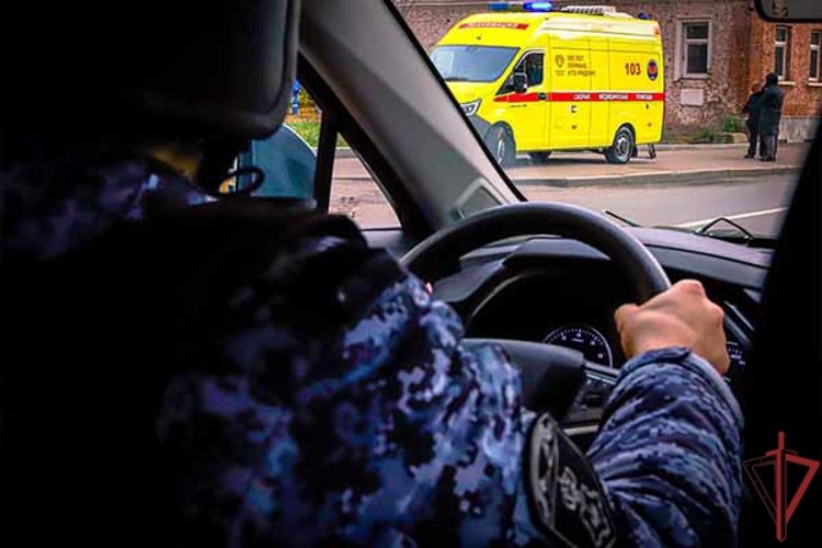 Московские росгвардейцы оказали помощь мужчине, потерявшему сознание (видео)